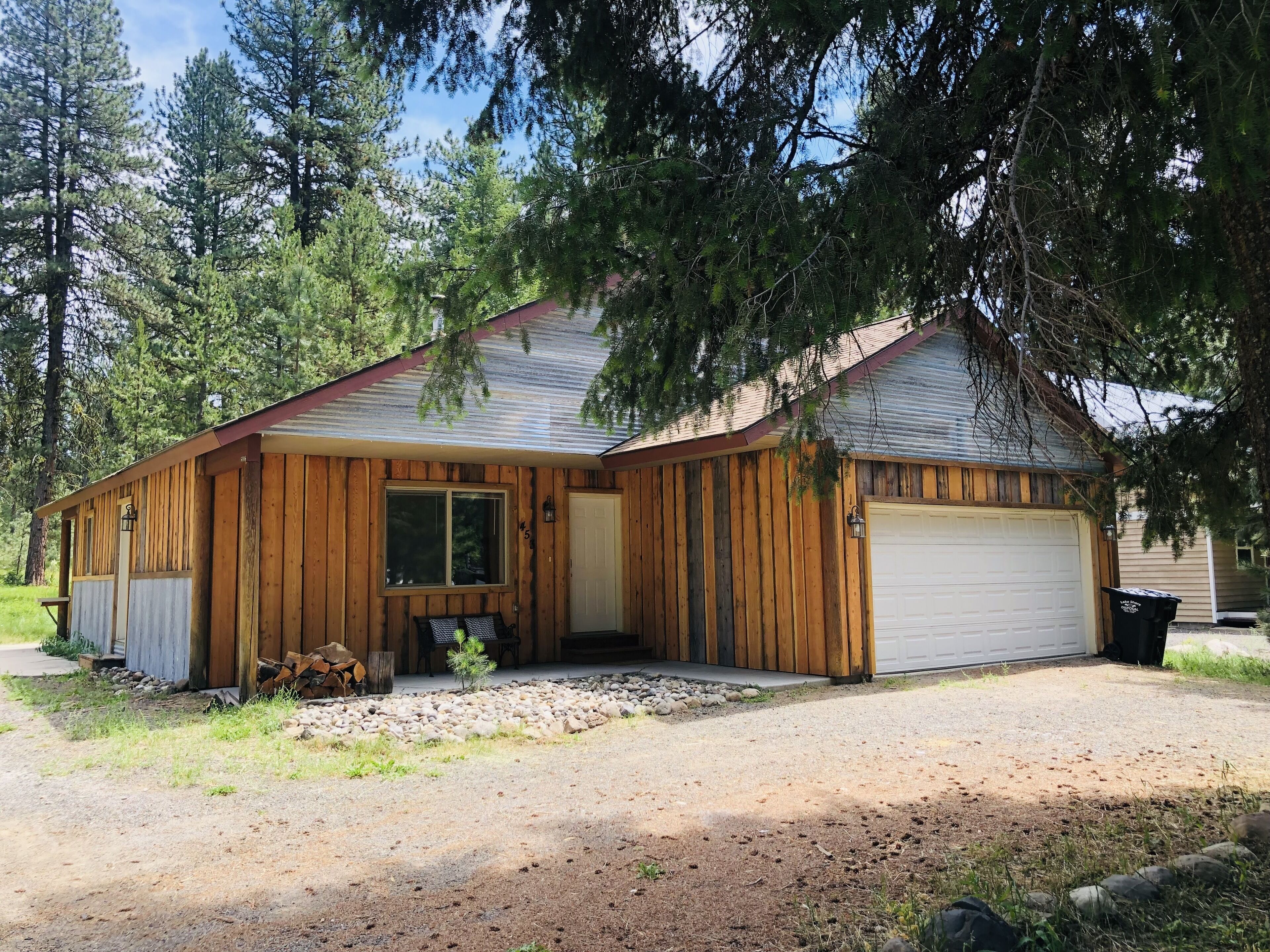 Family Mountain Retreat: 3Bd with 8p hot tub, 80 AC conservation land backyard !