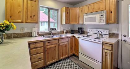 Family Mountain Retreat: 3Bd with 8p hot tub, 80 AC conservation land backyard !