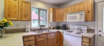 Family Mountain Retreat: 3Bd with 8p hot tub, 80 AC conservation land backyard !