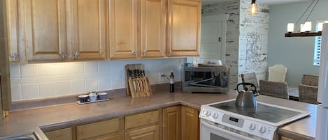 Kühlschrank, Mikrowelle, Ofen, Herdplatte