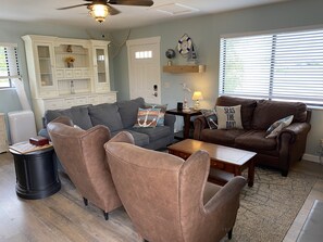 TV, books, computer monitors - Bear Lake Cozy Cottage Retreat  (Garden City)