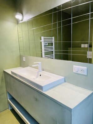 Dusche, Haartrockner, Handtücher