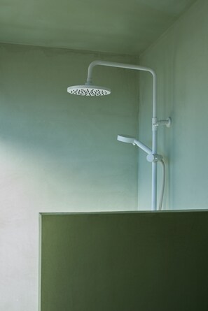 Douche, séchoir à cheveux, serviettes fournies