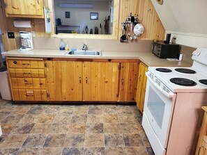 Fridge, microwave, oven, stovetop - Pine Cliff A-frame (Monticello)