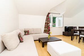 Departamento, 1 habitación, para fumadores, balcón | Sala de estar | Televisión y libros 
