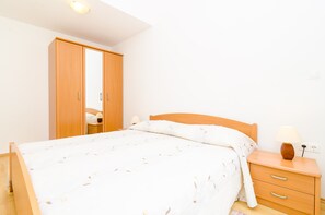 Appartement, 1 chambre, fumeurs, balcon | Salle de bain | Sèche-cheveux, serviettes fournies