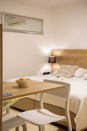 Quarto, 1 quarto, sacada, vista para o jardim | 1 quarto, quartos à prova de som, Wi-Fi de cortesia, roupa de cama