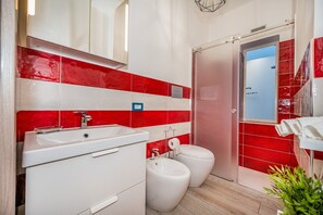 Apartment, 1 Bedroom, Smoking, Patio | Bathroom | Hair dryer, bidet, towels