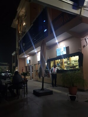 Chambre, 3 chambres, accessible aux personnes à mobilité réduite, fumeurs | Enceinte de l’hébergement