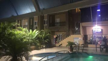 Chambre, 3 chambres, accessible aux personnes à mobilité réduite, fumeurs | Piscine | Piscine couverte