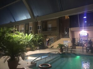 Chambre, 3 chambres, accessible aux personnes à mobilité réduite, fumeurs | Piscine | Piscine couverte