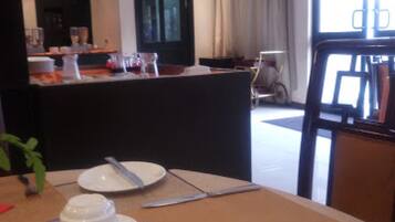 Kamar, 1 kamar tidur, akses difabel, Boleh Merokok | Ruang makan