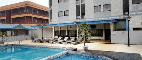 Habitación, 1 habitación, accesible para personas con discapacidad, fumadores | Piscina | Una piscina al aire libre