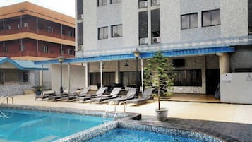 Habitación, 1 habitación, accesible para personas con discapacidad, fumadores | Piscina | Una piscina al aire libre