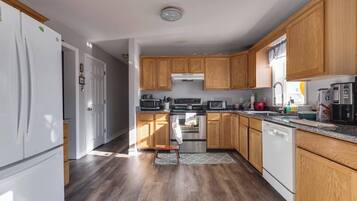 Apartment, 4 Bedrooms, Balcony | Interior