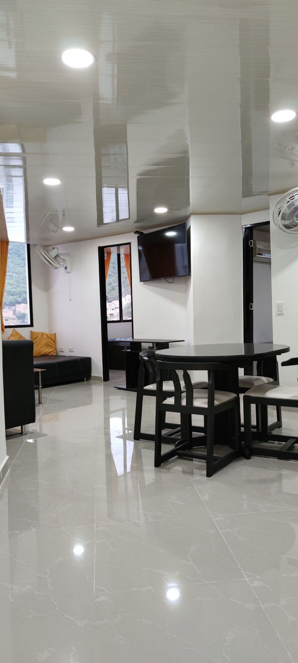 Apartamento, 2 habitaciones, vistas a la ciudad | Salón