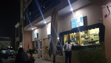 Chambre, 1 chambre, accessible aux personnes Ă  mobilitĂ© rĂ©duite, fumeurs | Enceinte de lâhĂ©bergement