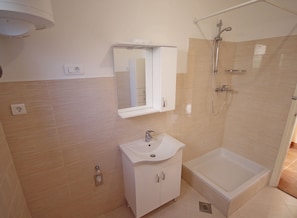Apartment, 3 Bedrooms, Terrace, Garden View | Bathroom