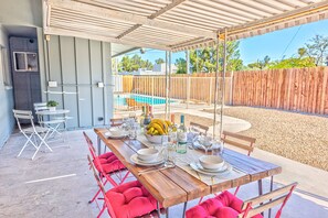 Outdoor dining - Amazing 1 story Villa 3min to Convention center 5 min to the strip large  pool (Las Vegas)