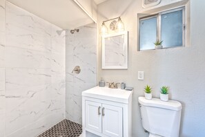 Hair dryer, towels, soap, shampoo - Amazing 1 story Villa 3min to Convention center 5 min to the strip large  pool (Las Vegas)