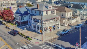 A coastal town with a prominent white building with a balcony, surrounded by other residential houses. - Wildwood Private ✳ 3BR 2BA APT ✳ 5 min walk to Beach & Boardwalk ★★★★★ Location! (Wildwood)