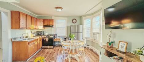 KĂŒhlschrank, Mikrowelle, Ofen, Herdplatte