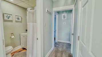 Douche, sèche-cheveux, serviettes fournies, savon