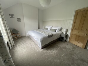 2 bedrooms, iron/ironing board, free WiFi, bed sheets - Castle Cottage in Conwy - 2 minute walk into Conwy yet has delightful garden (Conwy)