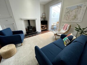 Smart TV, fireplace, books - Castle Cottage in Conwy - 2 minute walk into Conwy yet has delightful garden (Conwy)