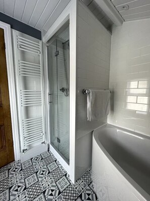 Bathtub, towels, toilet paper - Castle Cottage in Conwy - 2 minute walk into Conwy yet has delightful garden (Conwy)