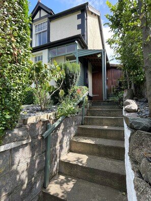 Property grounds - Castle Cottage in Conwy - 2 minute walk into Conwy yet has delightful garden (Conwy)