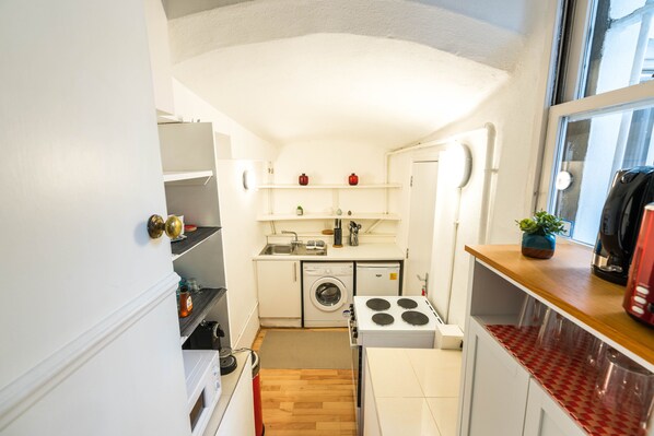 Microwave, oven, cookware/dishes/utensils