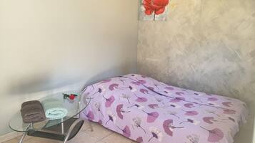 1 slaapkamer, een strijkplank/strijkijzer, wifi, beddengoed