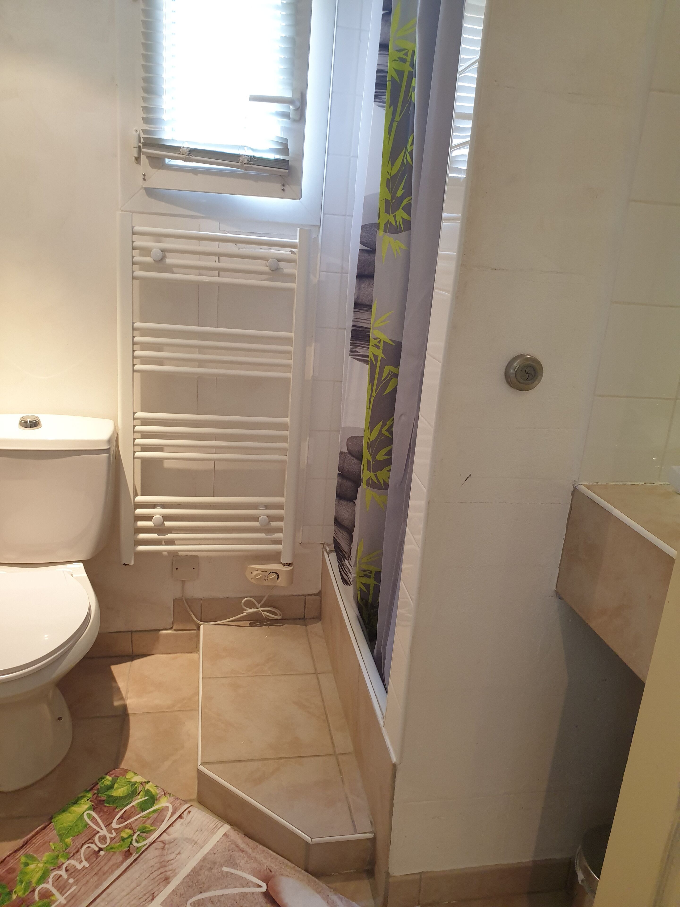 Douche, sèche-cheveux, serviettes fournies