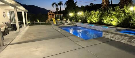 Una piscina al aire libre, una piscina climatizada