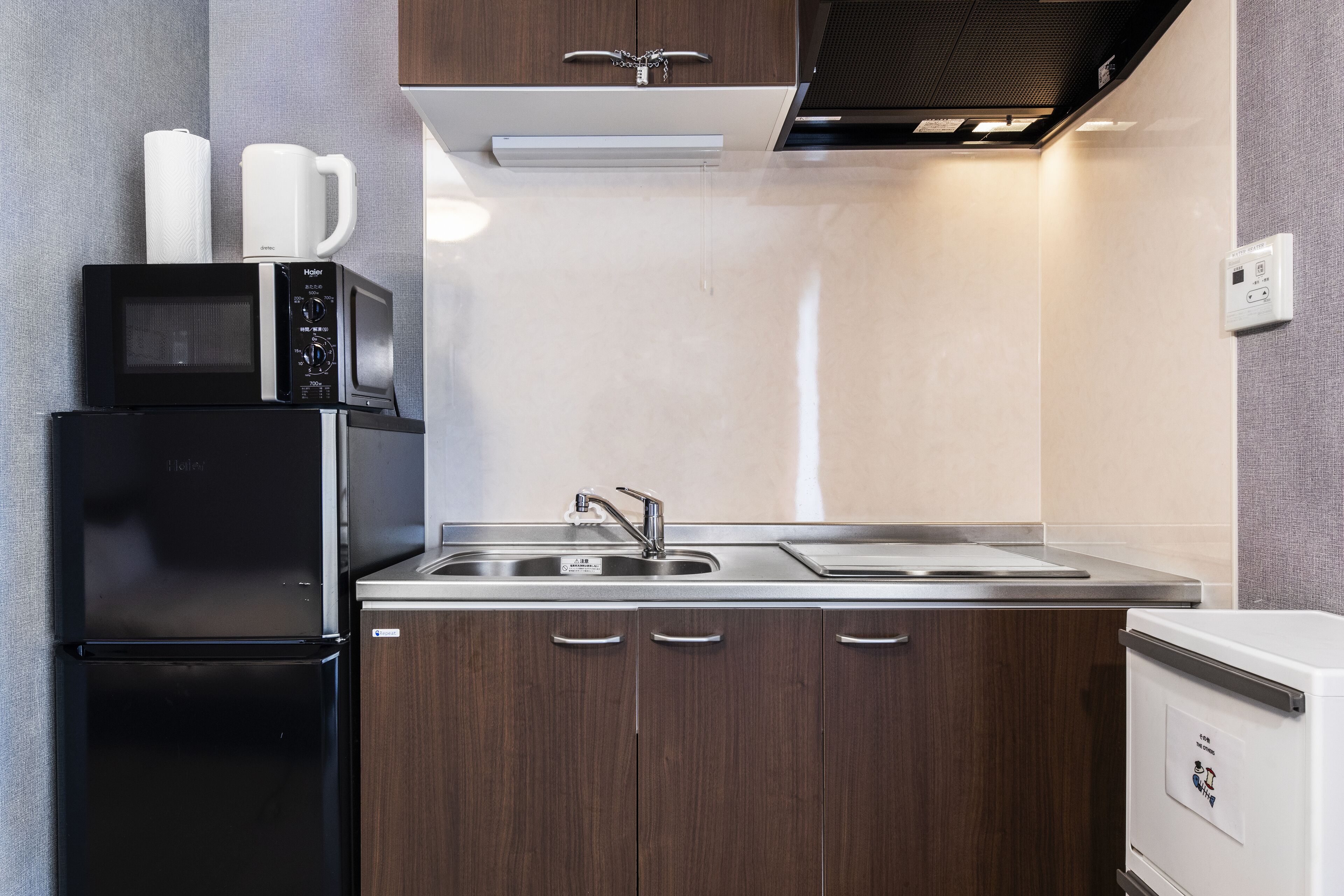 Refrigerador con freezer, microondas, placa de cocina