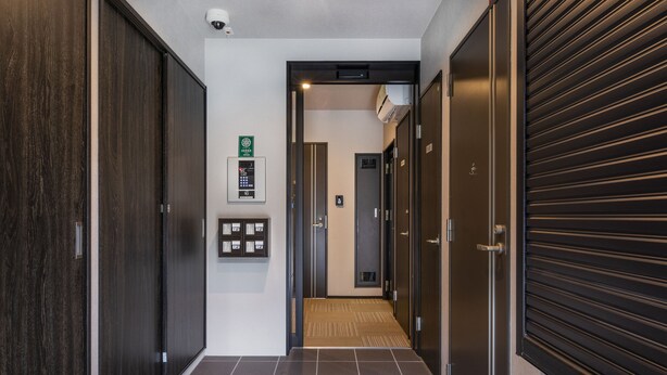 A hallway with dark wooden doors, a security camera, and a sign indicating a room with a view. - Tofukuji Riverside (Kyoto)