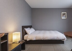 Habitación doble económica, para no fumadores | Escritorio, espacio para trabajar con laptop y cortinas blackout