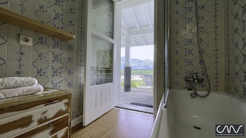Kombinert dusj/badekar, bidé, håndklær og såpe