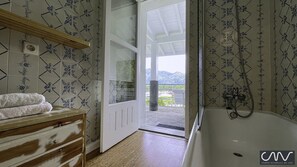 Duschwanne, Bidet, Handtücher, Seife