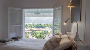 3 bedrooms, in-room safe, desk, WiFi