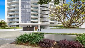 Un edificio moderno de hotel de varios pisos, con un letrero que indica 'Sierra Grand' y el número '22'.