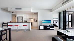 Un apartamento moderno con cocina, comedor y sala de estar.