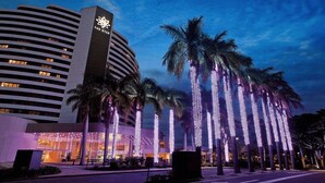 Un hotel de diseño moderno, con una torre destacada y un logotipo con una estrella.