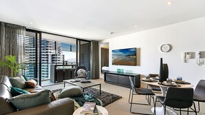 TV - Oracle Broadbeach Gorgeous Modern 2 Bed 1 Bath Apartment - CoastHM (Broadbeach)