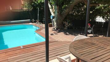 Een buitenzwembad en een verwarmd zwembad