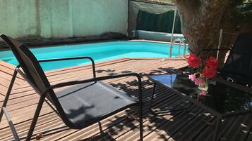 Een buitenzwembad en een verwarmd zwembad