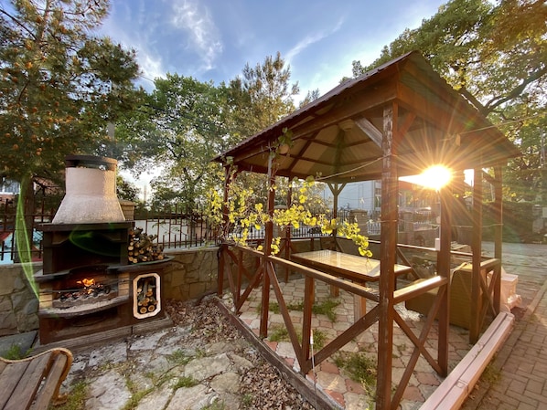 Enjoy a rustic dining experience with our wood-fired pizza oven, perfect for cooking up a meal under the stars.