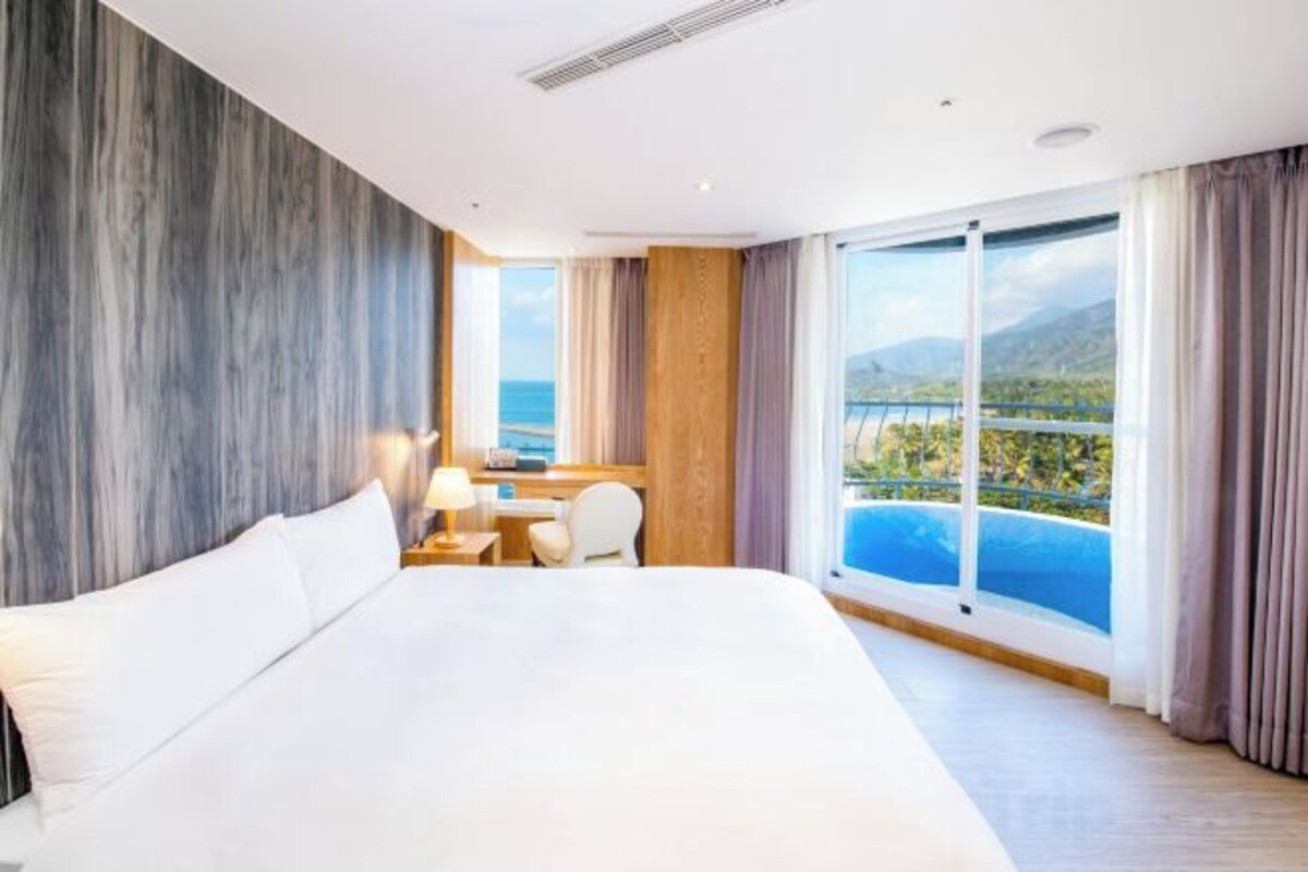 Premium bedding, down comforters, minibar, in-room safe