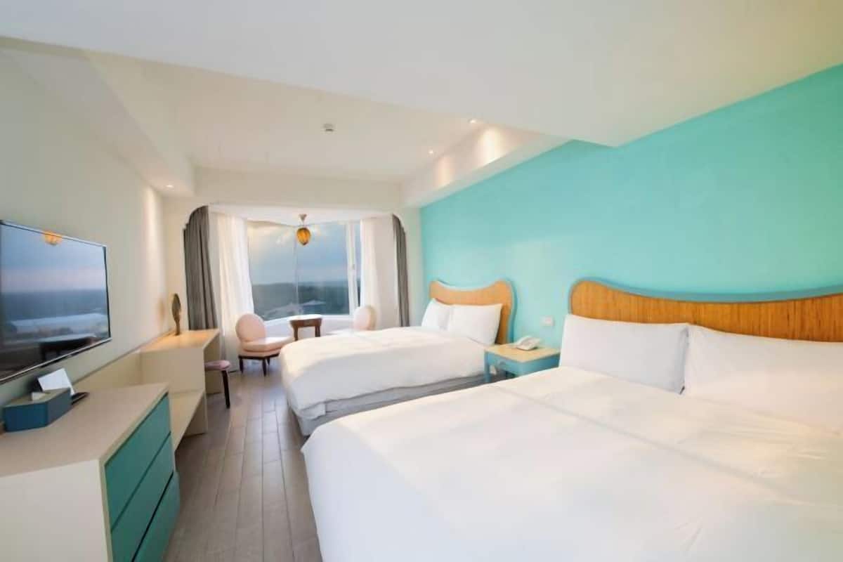 Luxe beddengoed, donzen dekbedden, een minibar, een kluis op de kamer